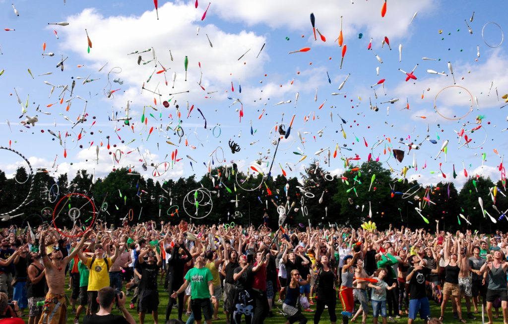A photo of hundreds of people juggling